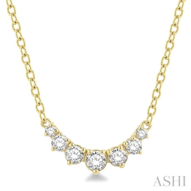 1/4 Ctw Graduated Diamond Smile Necklace in 14K Yellow Gold