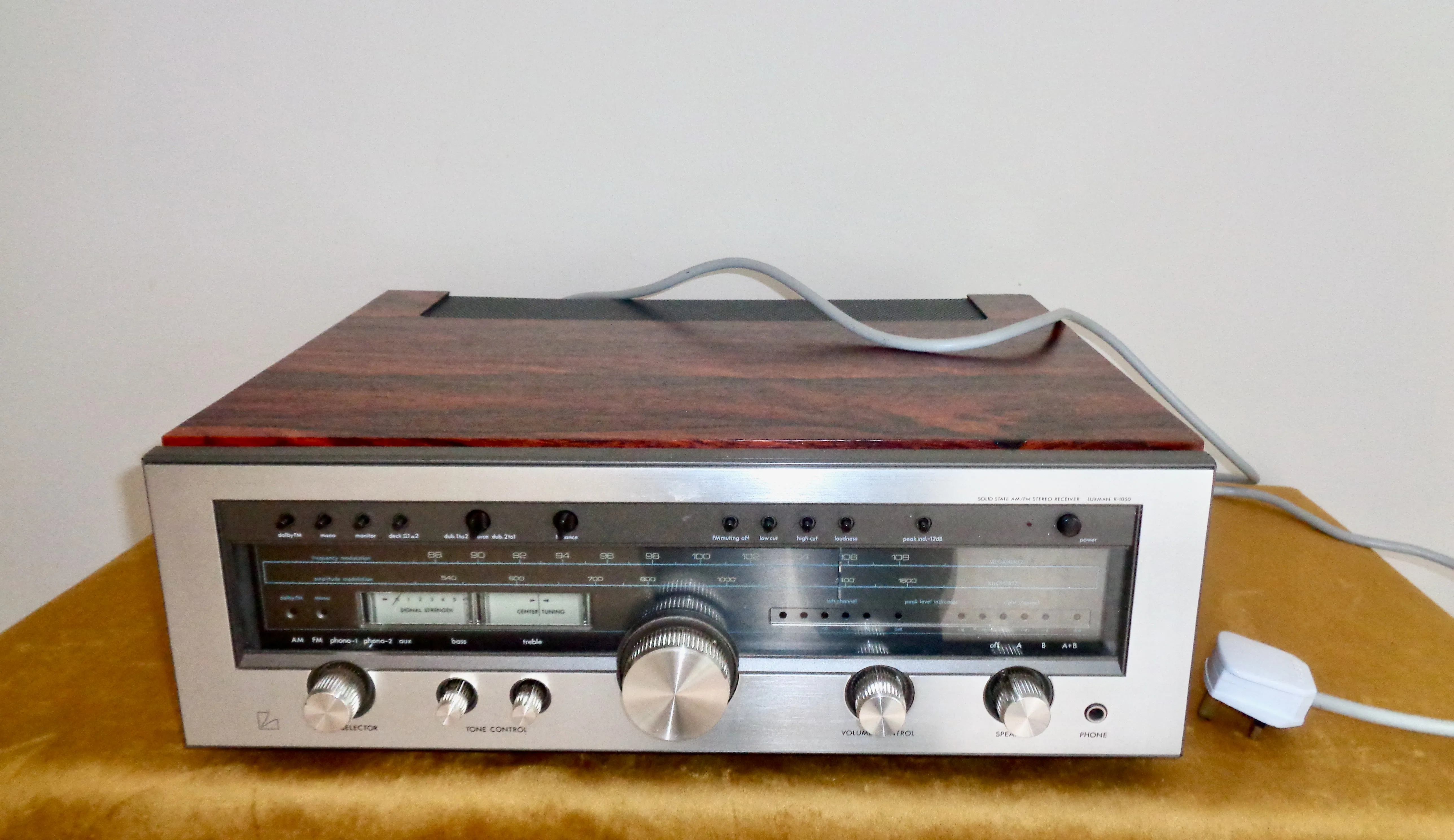 1970s Luxman R-1050 AM/FM Stereo High Fidelity Receiver